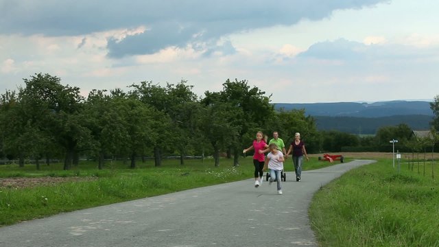 Familie mit Kindern und Hund auf Spaziergang