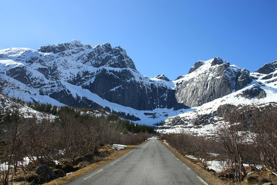 The road to Nusfjord