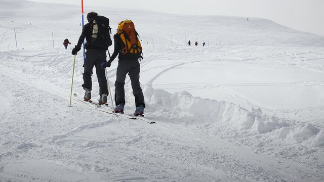 due sci alpinisti