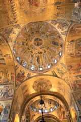 Fototapeta na wymiar Wenecja: złoty sufit Bazyliki San Marco, Włochy