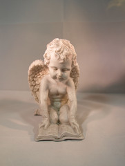 Engel liest aus Buch - Schutzengel - Metatron