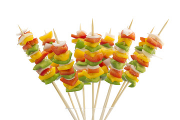 Brochette de légumes du soleil sur fond blanc