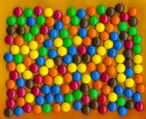 Bunt und rund - Schokoladenbonbons, Schokolinsen auf Seide