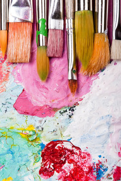 Farbpalette mit vielen Pinseln