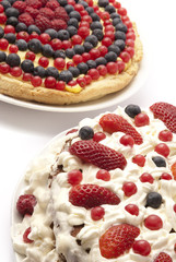 Crostata ai frutti di bosco e torta con panna e fragole