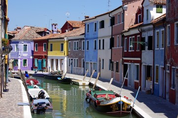 Fototapeta na wymiar canal à Burano Venise
