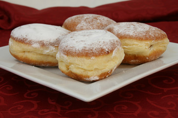 Faschingskrapfen mit Marillenmarmelade