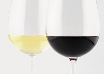 Vino bianco e vino rosso nel calice