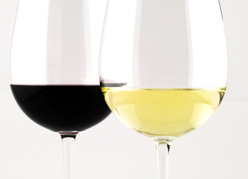 Vino bianco e vino rosso nel calice