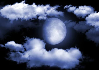  De maan aan de nachtelijke hemel in wolken © Zhanna Ocheret