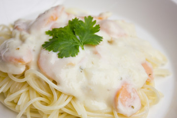 Spaghetti with white cream sauce