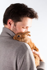 junger Mann mit Kaninchen