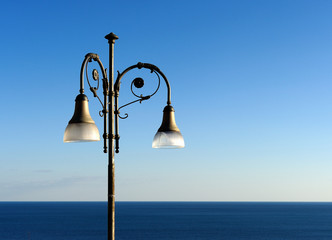 Lampione e mare
