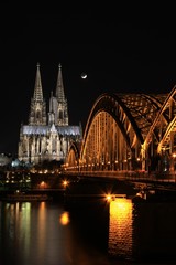 Kölner Dom bei Nacht mit Mond