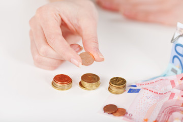 frau zählt geldmünzen