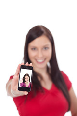 lächelnde junge frau zeigt handy display