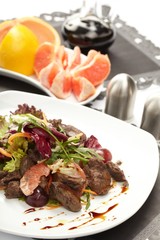 Beef with grapefruit and rucola salad