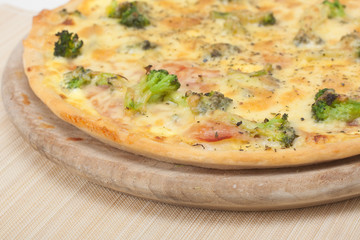 Pizza mit Sauce Hollandaise