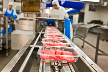 Fleischverpackungen auf Fliessband