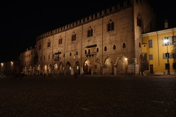 Piazza Sordello by night © anghifoto