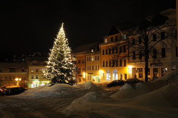 Marktplatz mit Christbaum bei Nacht beleuchtet
