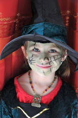 Mädchen als Hexe verkleidet