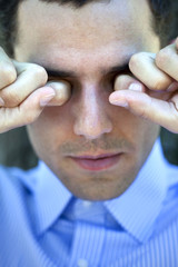jeune homme, sommeil, fatigue, épuisement, visage, tête