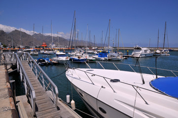 Fototapeta premium Port de Santa Cruz, capitale de Ténérife aux îles Canaries