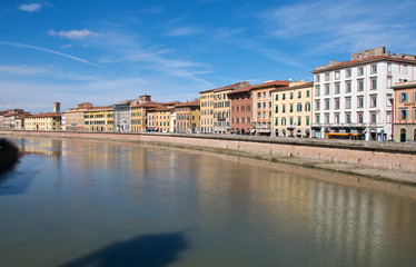 Fototapeta na wymiar Les maisons le long de l'Arno à Pise en Toscane, Italie 