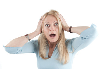 Frau rauft sich die Haare