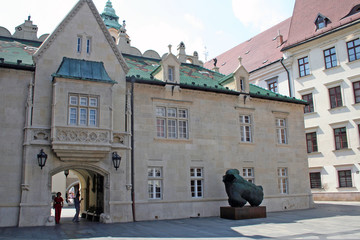 Altes Rathaus Bratislava: Durchgang unter Erker zu Atrium