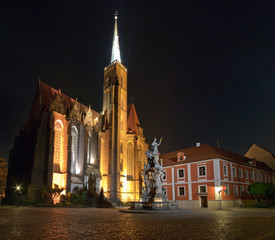 Fototapeta na wymiar Kościół i pomnik w nocy