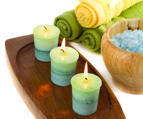 Obraz na płótnie Canvas Spa candles and towels isolated on white