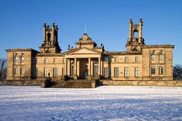 Fototapeta na wymiar Dean Gallery Edinburgh W śniegu