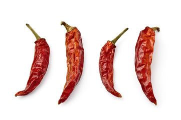 白背景に並べた4本の唐辛子