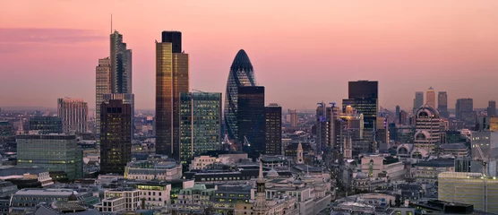 Foto op Plexiglas City of London in de schemering © QQ7