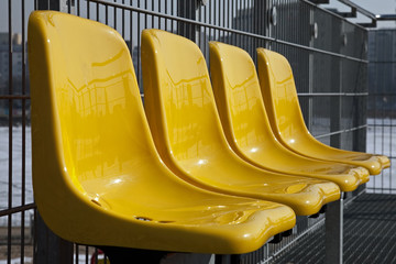 cztery żółte krzesła w szergu © marek_usz