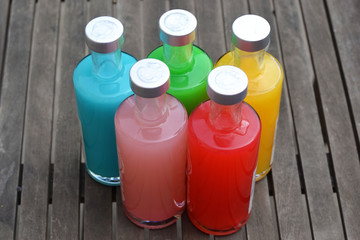 Bouteilles de sirops colorées