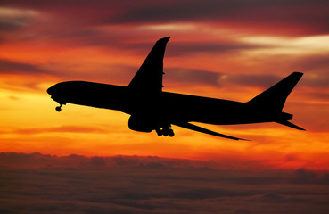 Fototapeta na wymiar big lądowania samolot o świcie