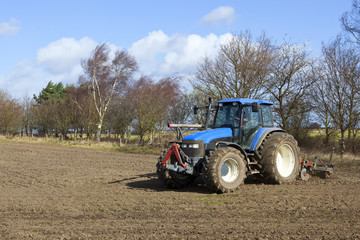 Obraz premium tractor cultivating