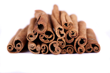 pile of cinnamon spice quills