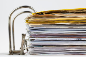 Akten Ordner mit Schriftstücken und Dokumenten