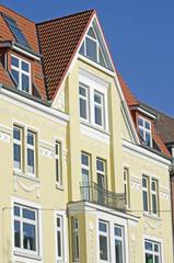 Fototapeta na wymiar Fassade eines Wohngebäudes in Kiel, Deutschland