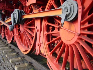 Dampflokräder in rot