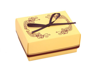 желтая подарочная коробка с бантом