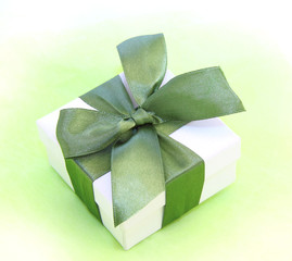 подарочная коробка с зеленым бантом