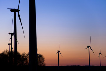 Obraz premium Wind farm at sunset