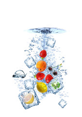 Éclaboussure d& 39 eau de fruits avec des glaçons isolés