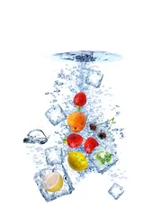  Fruit water splash met ijsblokjes geïsoleerd © Lukas Gojda