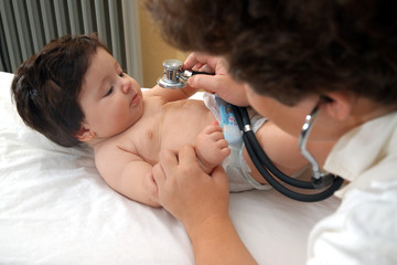 Bebé durante una revisión medica - 30611042